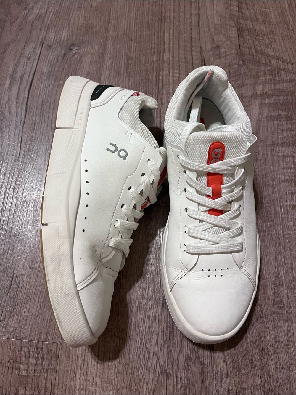 On Running Roger leather White Sneakers with orange Accent size 8.5